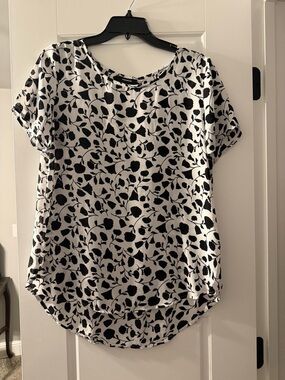 Premise Black and White Floral Short-Sleeve Blouse